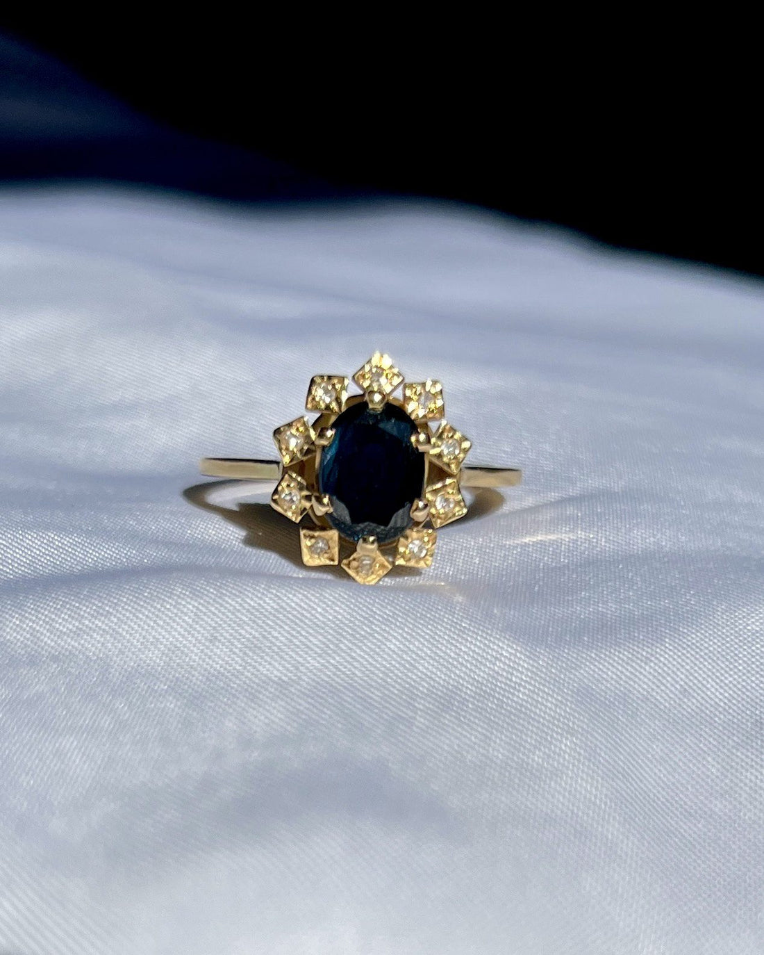 Anillo de margaritas con diamantes y zafiros &quot;Ella&quot;