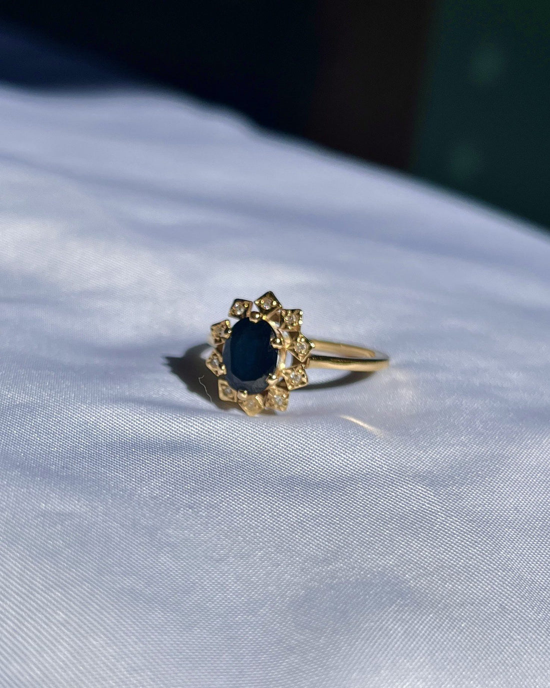 Anillo de margaritas con diamantes y zafiros &quot;Ella&quot;