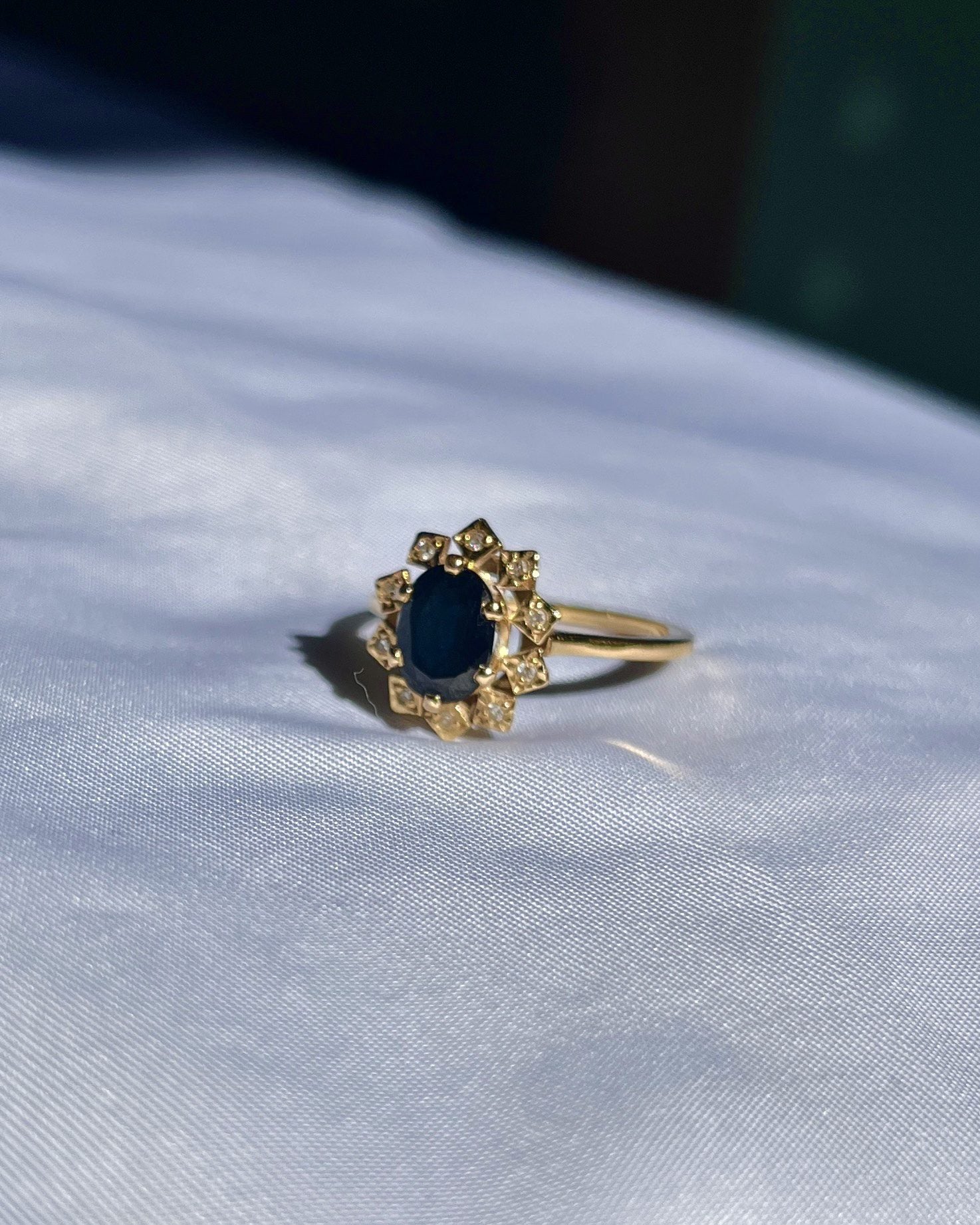 Anillo de margaritas con diamantes y zafiros &quot;Ella&quot;