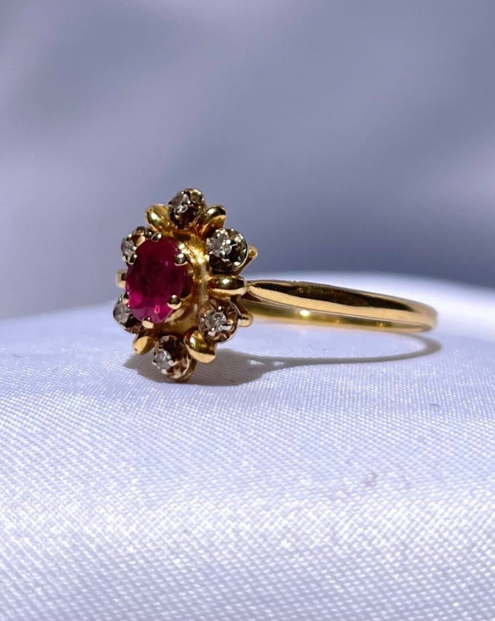 Anillo vintage de margaritas y rubíes &quot;Heather&quot;
