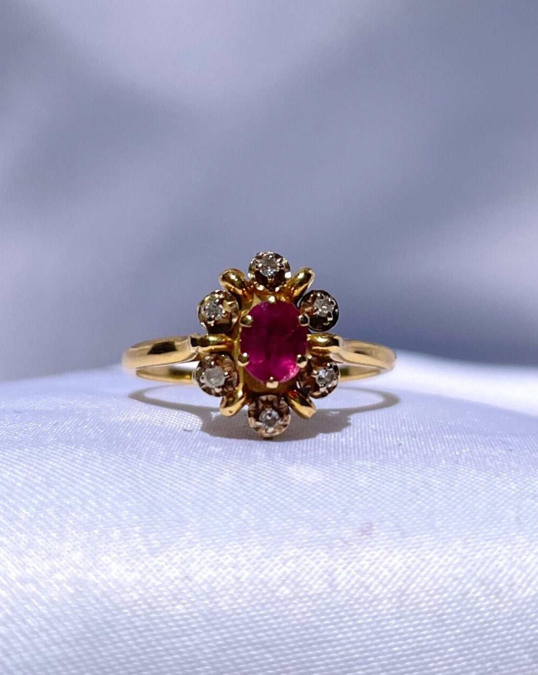 Anillo vintage de margaritas y rubíes &quot;Heather&quot;