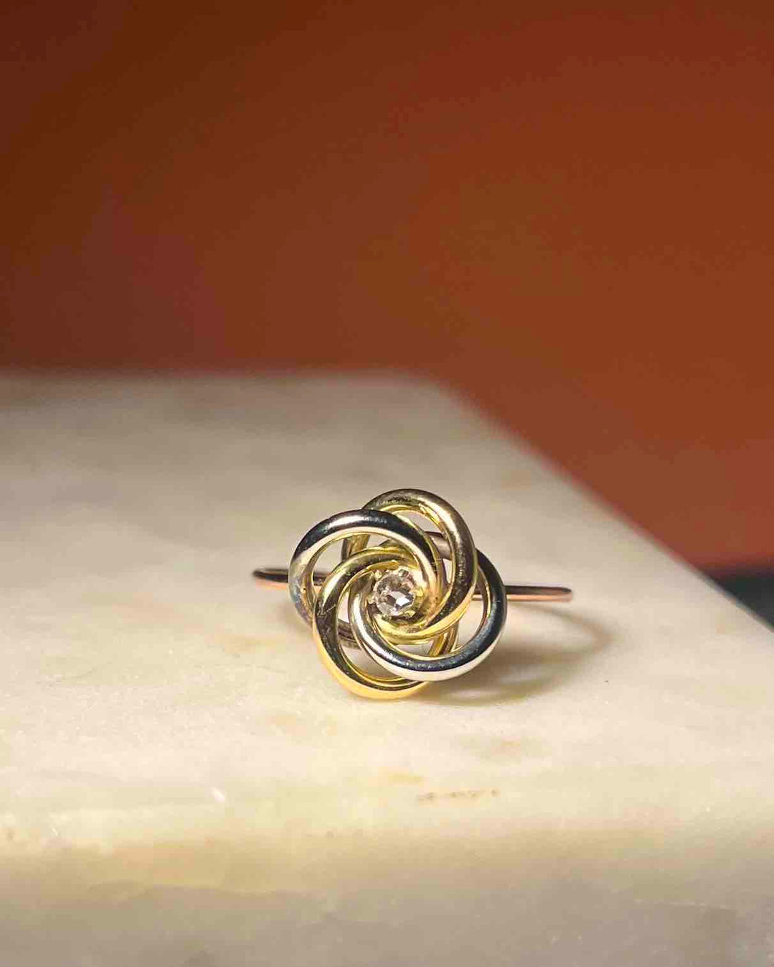 Anillo de oro con tres diamantes y flores &quot;Charleen&quot;