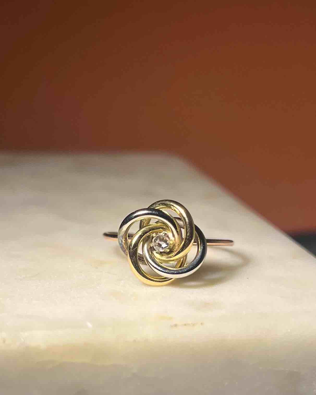 Bague fleur trois ors diamant &quot;Charleen&quot;