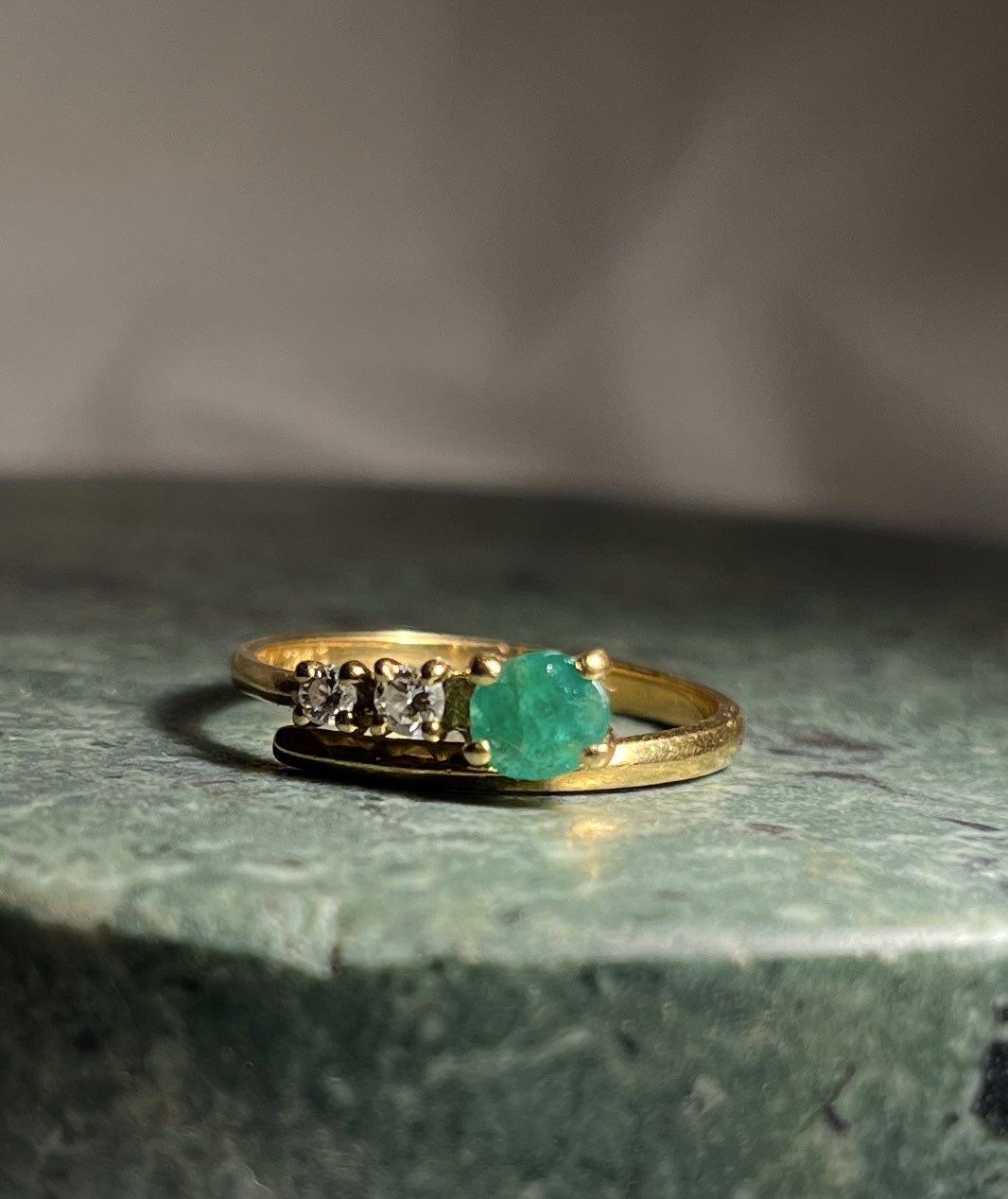 Anillo de trilogía de esmeraldas y diamantes &quot;Pelagie&quot;