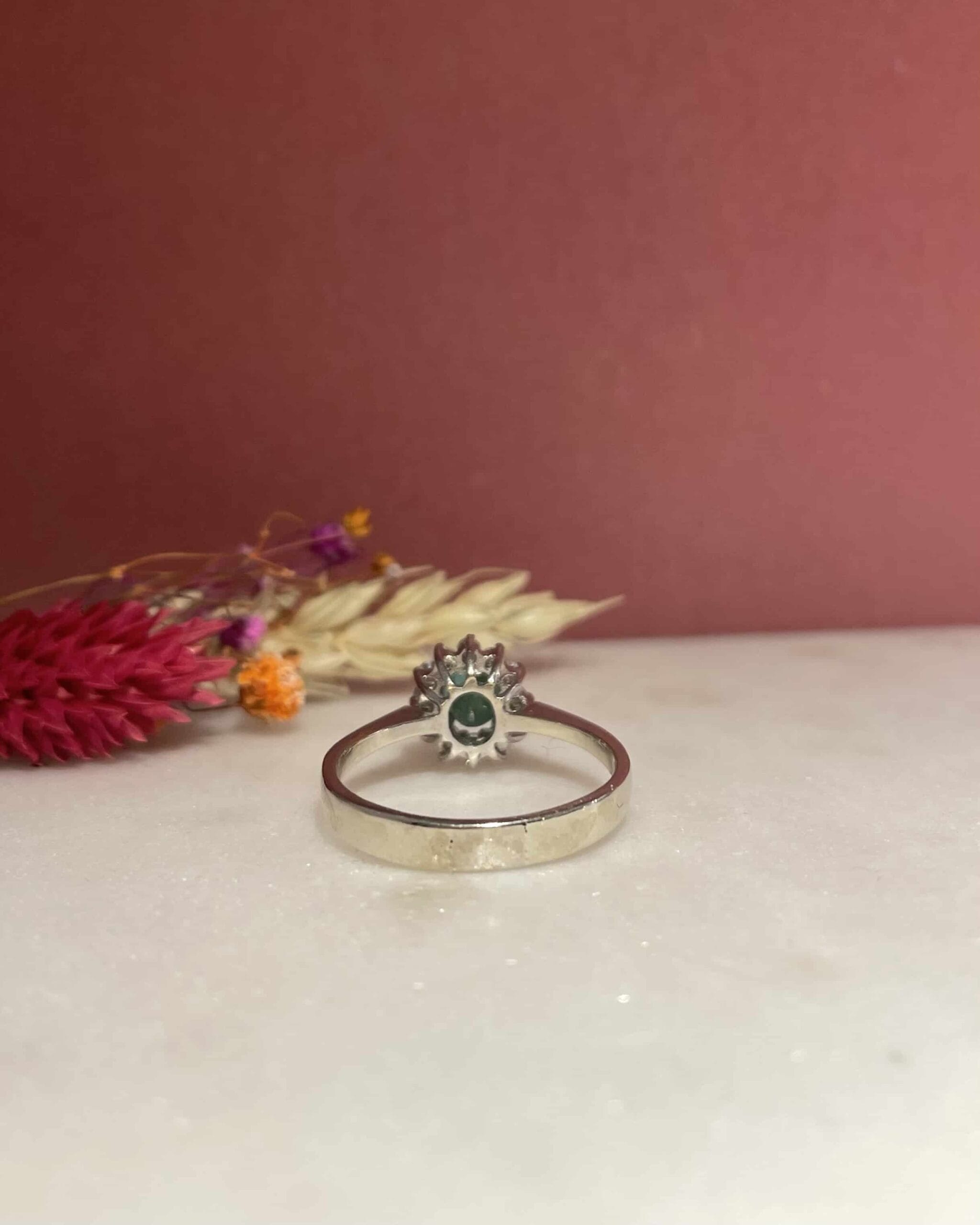 Anillo "Suzanne" con esmeralda y 12 margaritas de diamantes