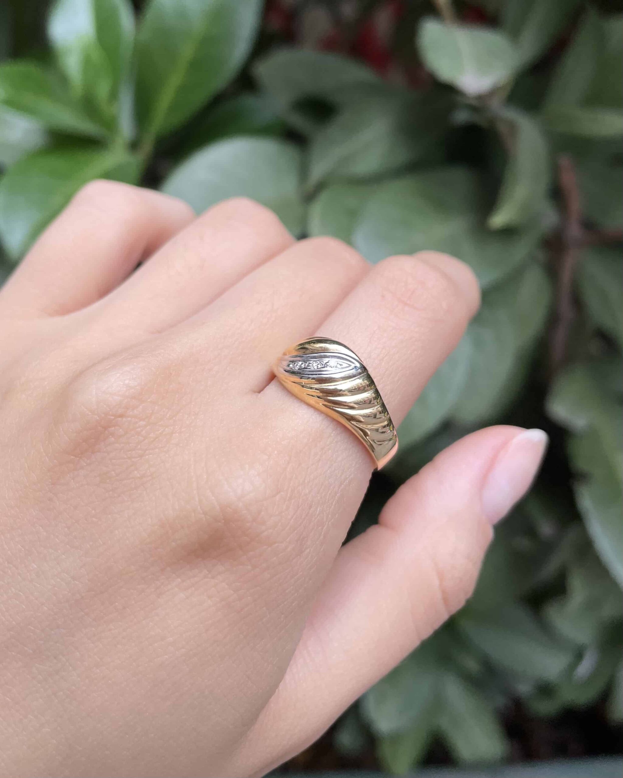 Anillo tipo brazalete con dos diamantes y oro "Corryn"