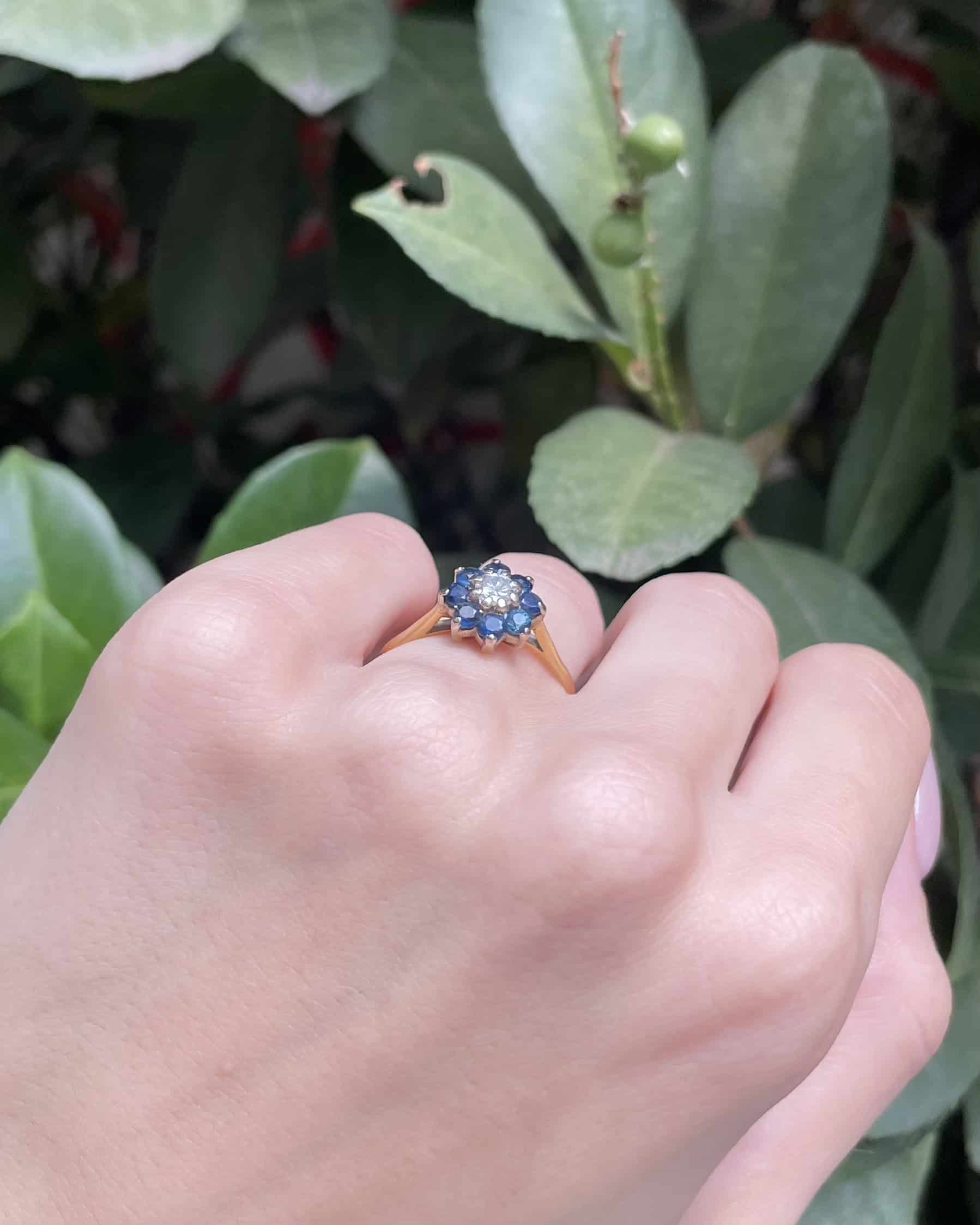 Anillo de margaritas con zafiros y diamantes de 0,30 quilates "Jade"
