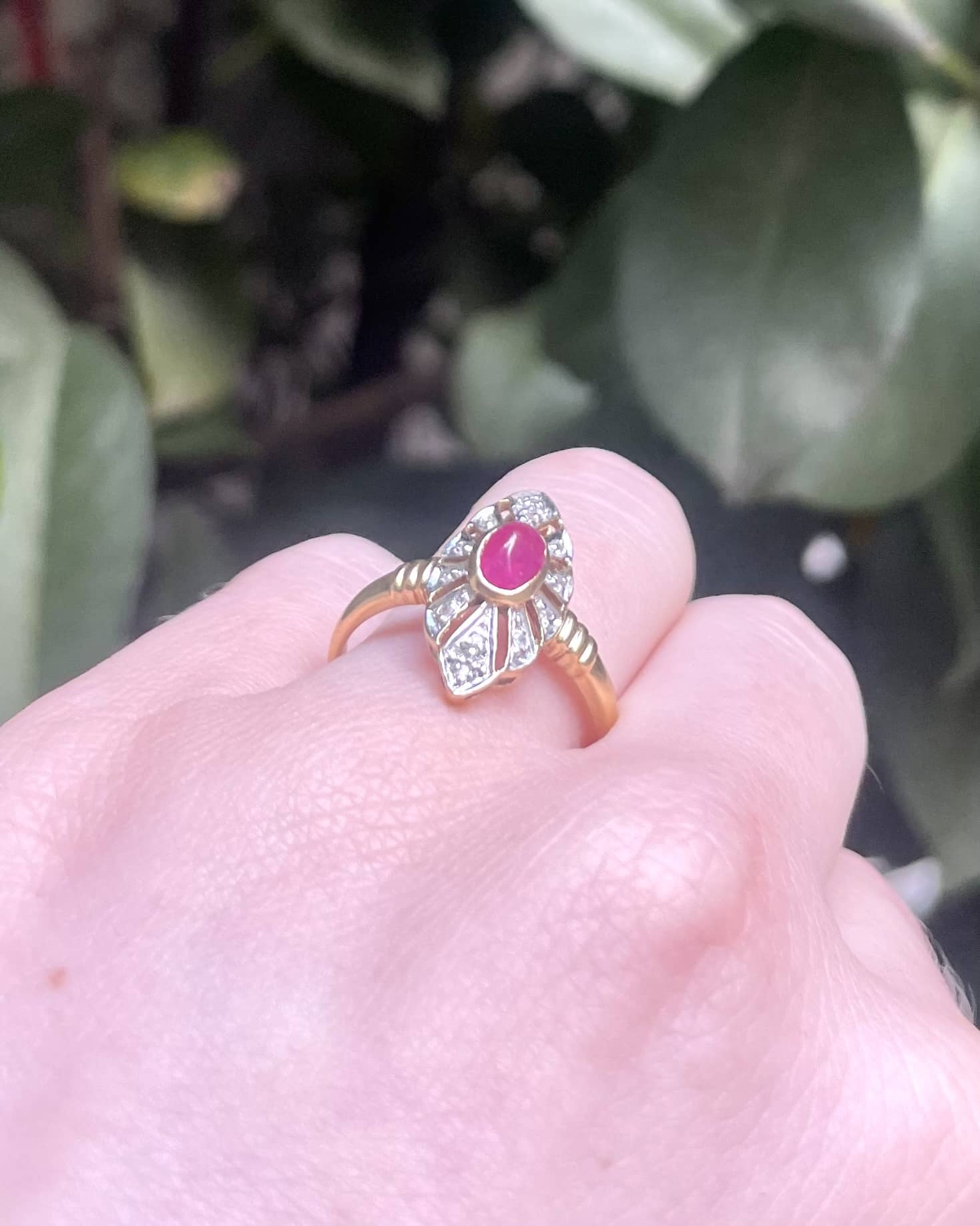 Anillo estilo marquesa Art Déco con rubí cabujón y diamantes "Valentine"