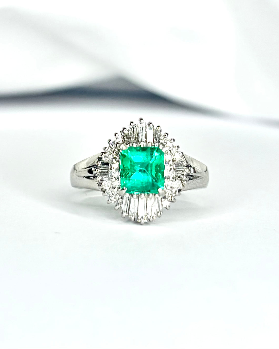 Bague Marguerite Émeraude 0.78 carat &amp; 44 Diamants "Amalia"