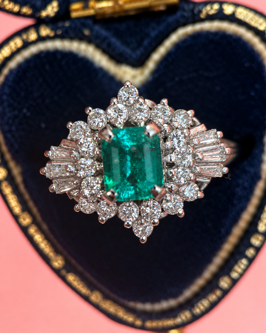 Bague Marguerite Émeraude Colombienne 0.81 carat &amp; Diamants 0.39 carat "Laetitia"