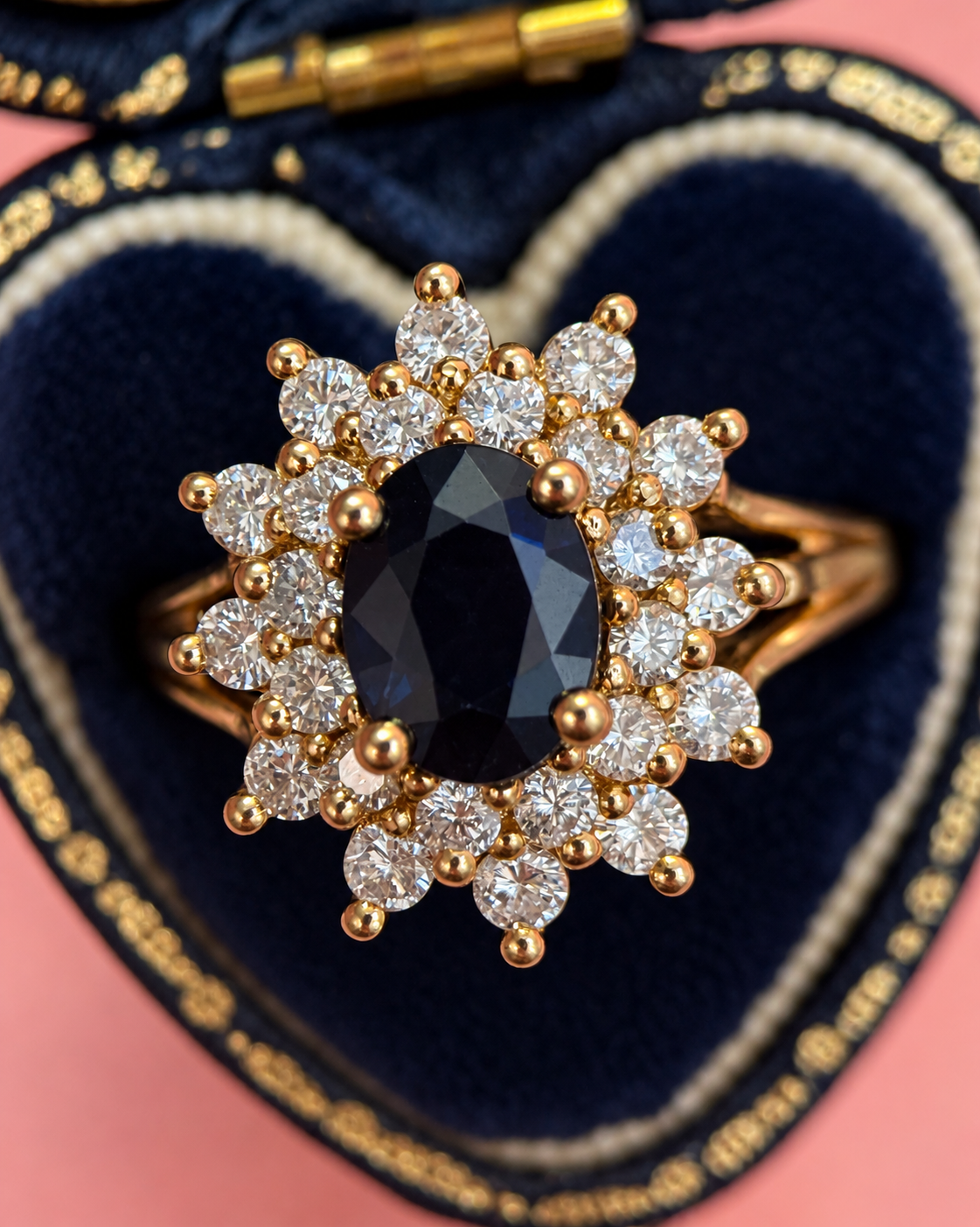 1.79-carat Sapphire Daisy Ring &amp; 0.60-carat Diamonds, 6.04 g, "Hélène"