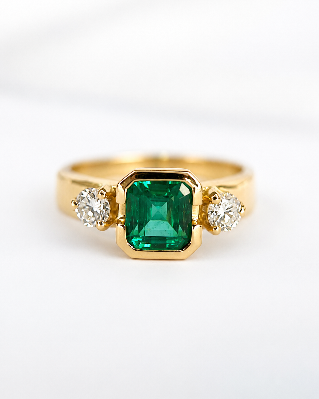 Anillo trilogía de esmeralda de 1.18 quilates y diamantes de 0.30 quilates, 5.4 g «Laurine»