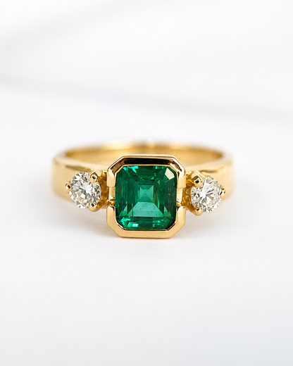 Anillo trilogía de esmeralda de 1.18 quilates y diamantes de 0.30 quilates, 5.4 g «Laurine»