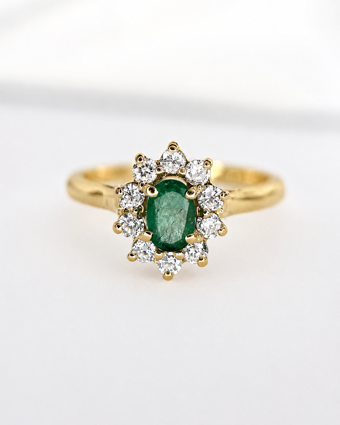 Anillo margarita con esmeralda de 0.55 quilates y diamantes «Lucia»