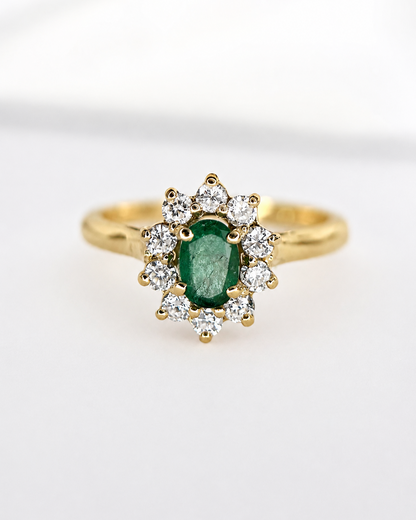 Anillo margarita con esmeralda de 0.55 quilates y diamantes «Lucia»