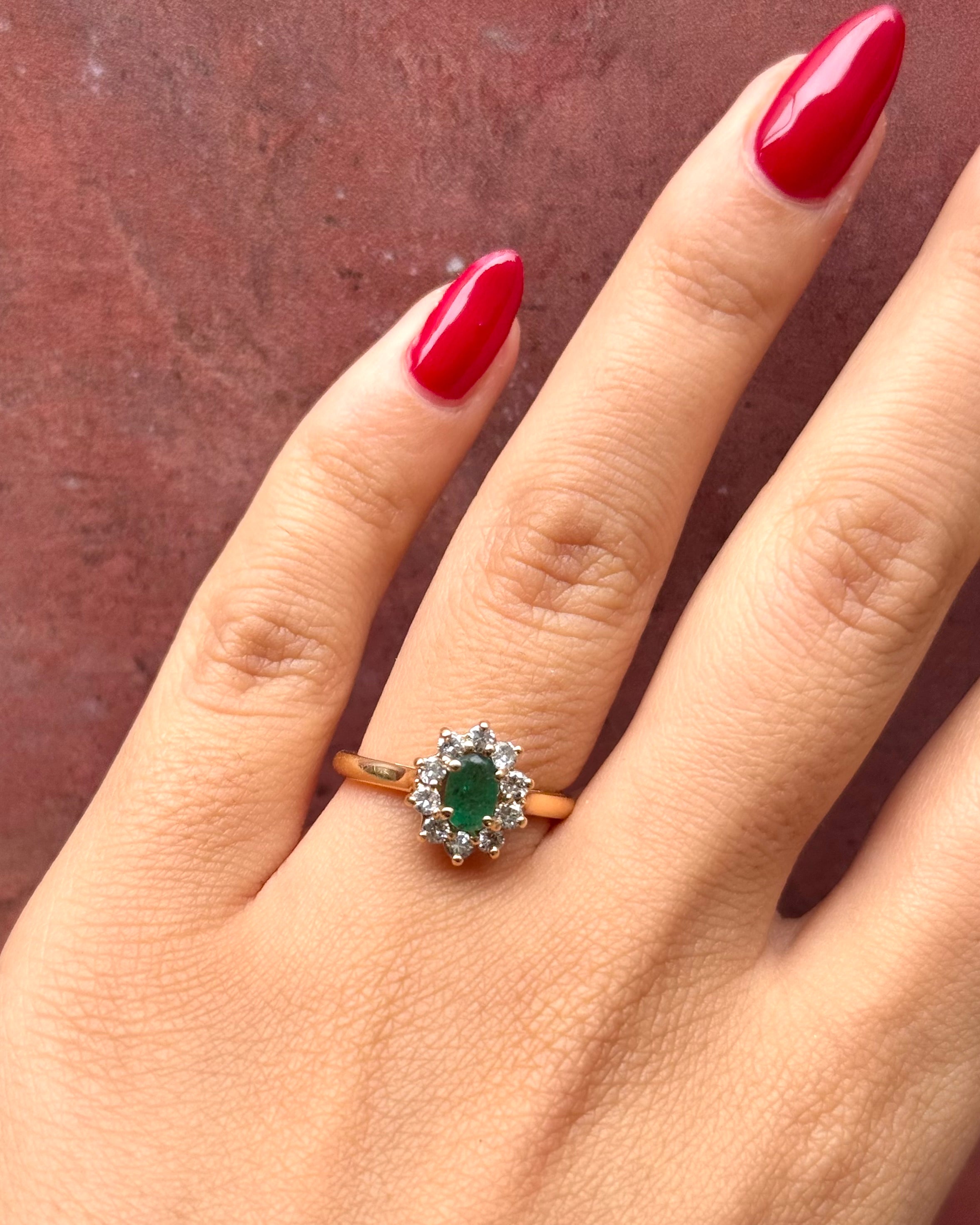 Anillo margarita con esmeralda de 0.55 quilates y diamantes «Lucia»
