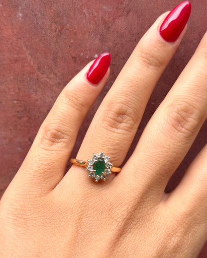 Anillo margarita con esmeralda de 0.55 quilates y diamantes «Lucia»