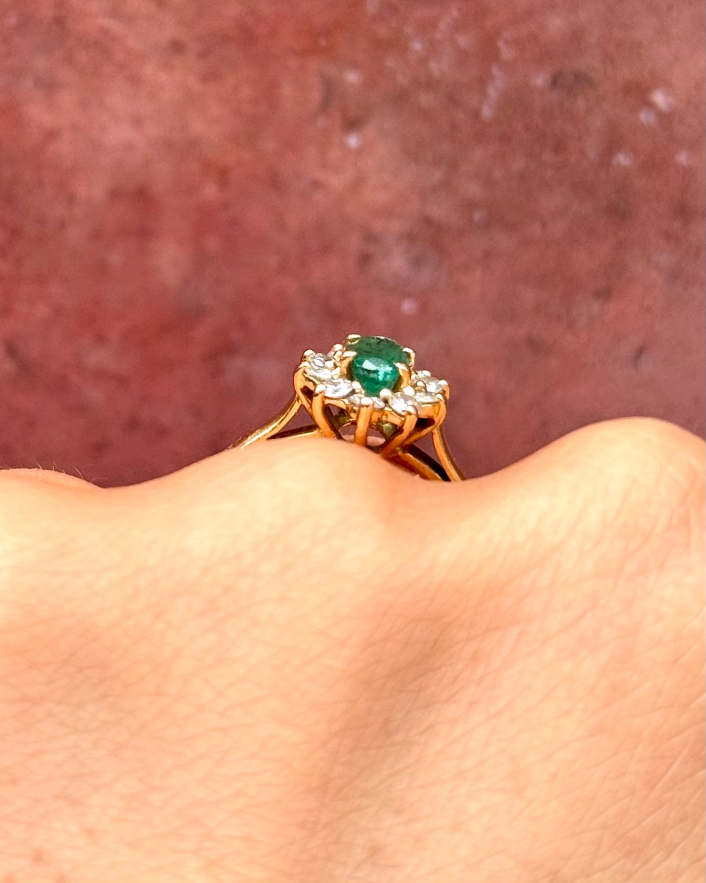 Anillo margarita con esmeralda de 0.55 quilates y diamantes «Lucia»