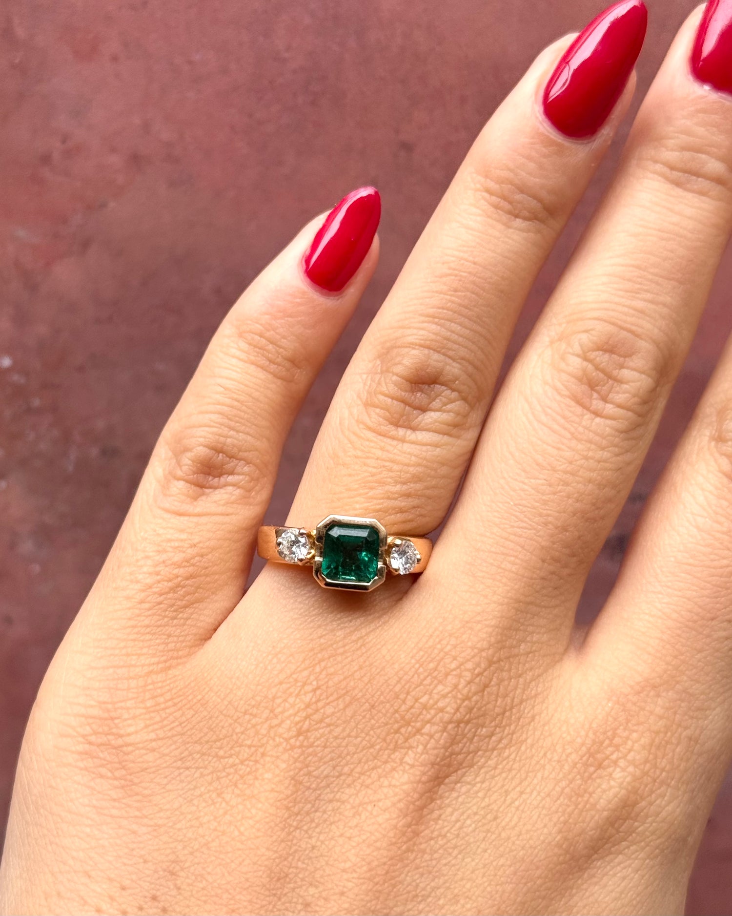 Anillo trilogía de esmeralda de 1.18 quilates y diamantes de 0.30 quilates, 5.4 g «Laurine»
