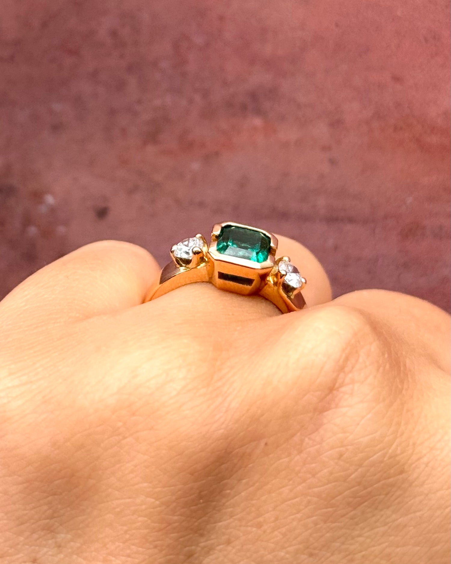 Anillo trilogía de esmeralda de 1.18 quilates y diamantes de 0.30 quilates, 5.4 g «Laurine»