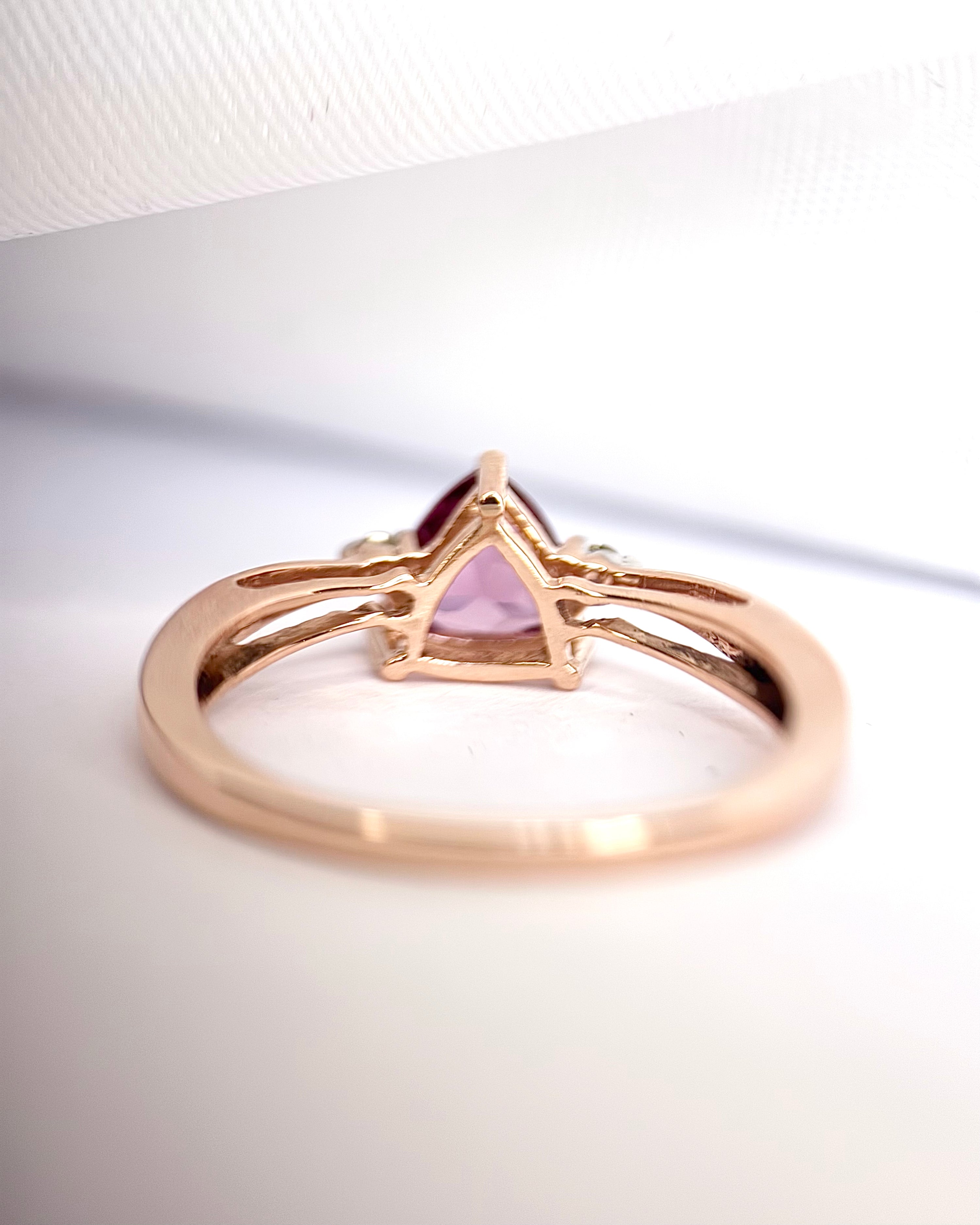 Anillo trilogía de granate de 0,70 quilates y diamantes «Ineya»