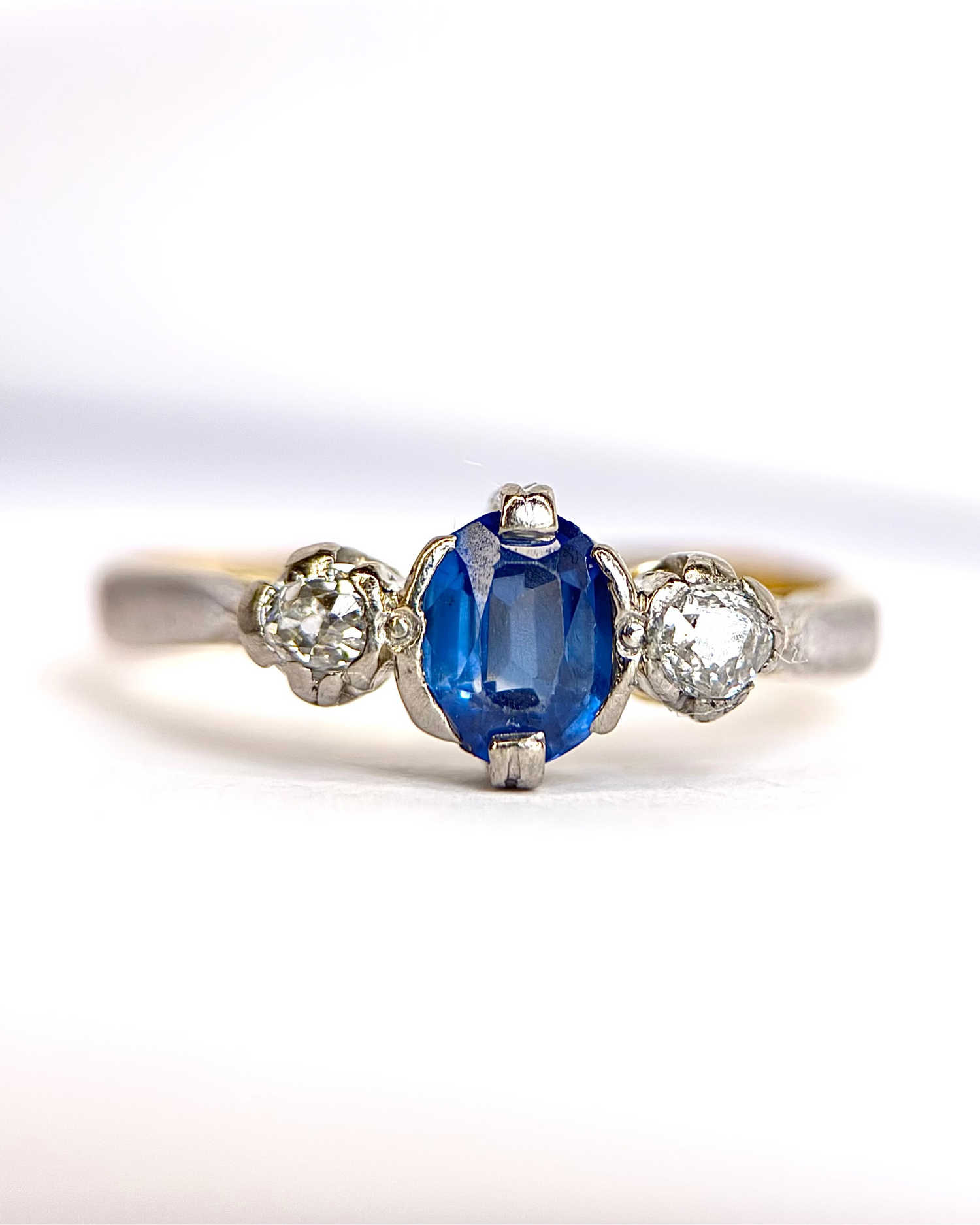 Anillo trilogía de zafiro de 0,55 quilates y diamantes «Surya»
