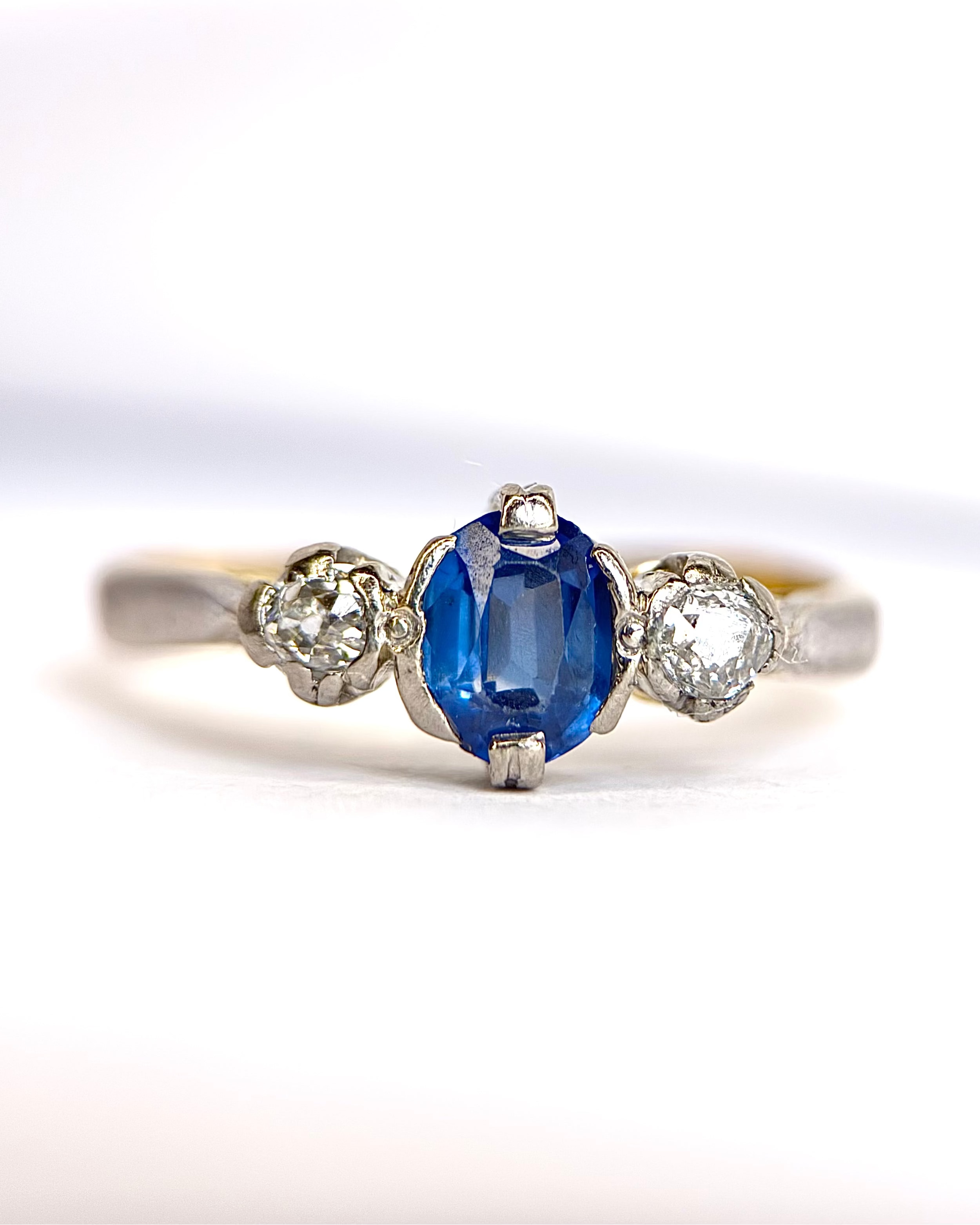 Anillo trilogía de zafiro de 0,55 quilates y diamantes «Surya»