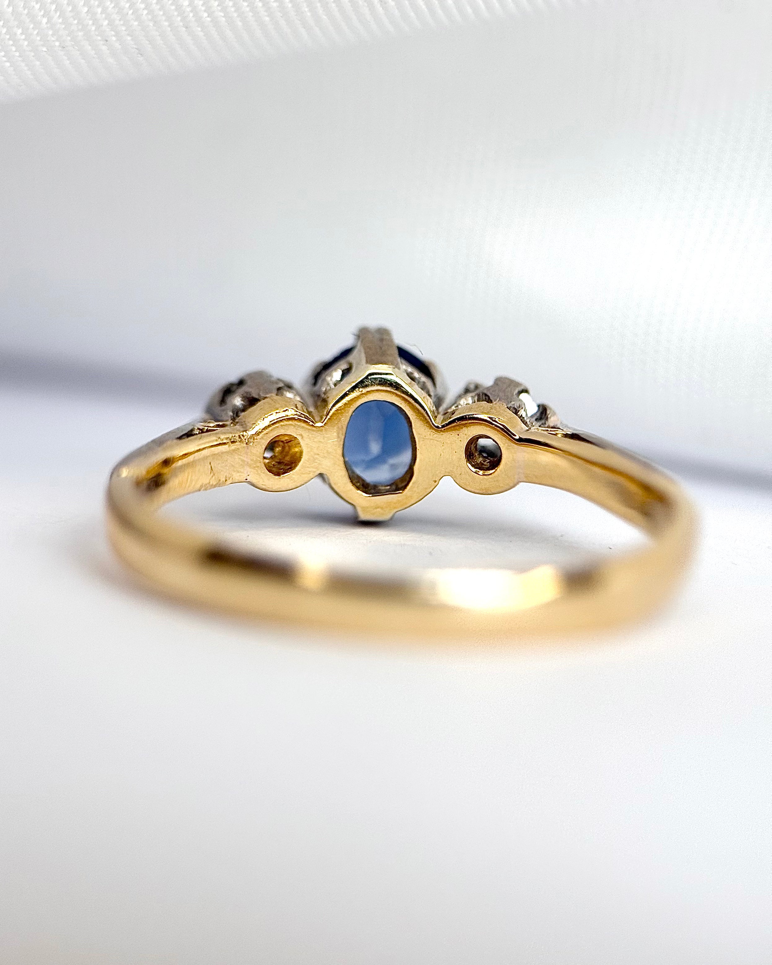 Anillo trilogía de zafiro de 0,55 quilates y diamantes «Surya»