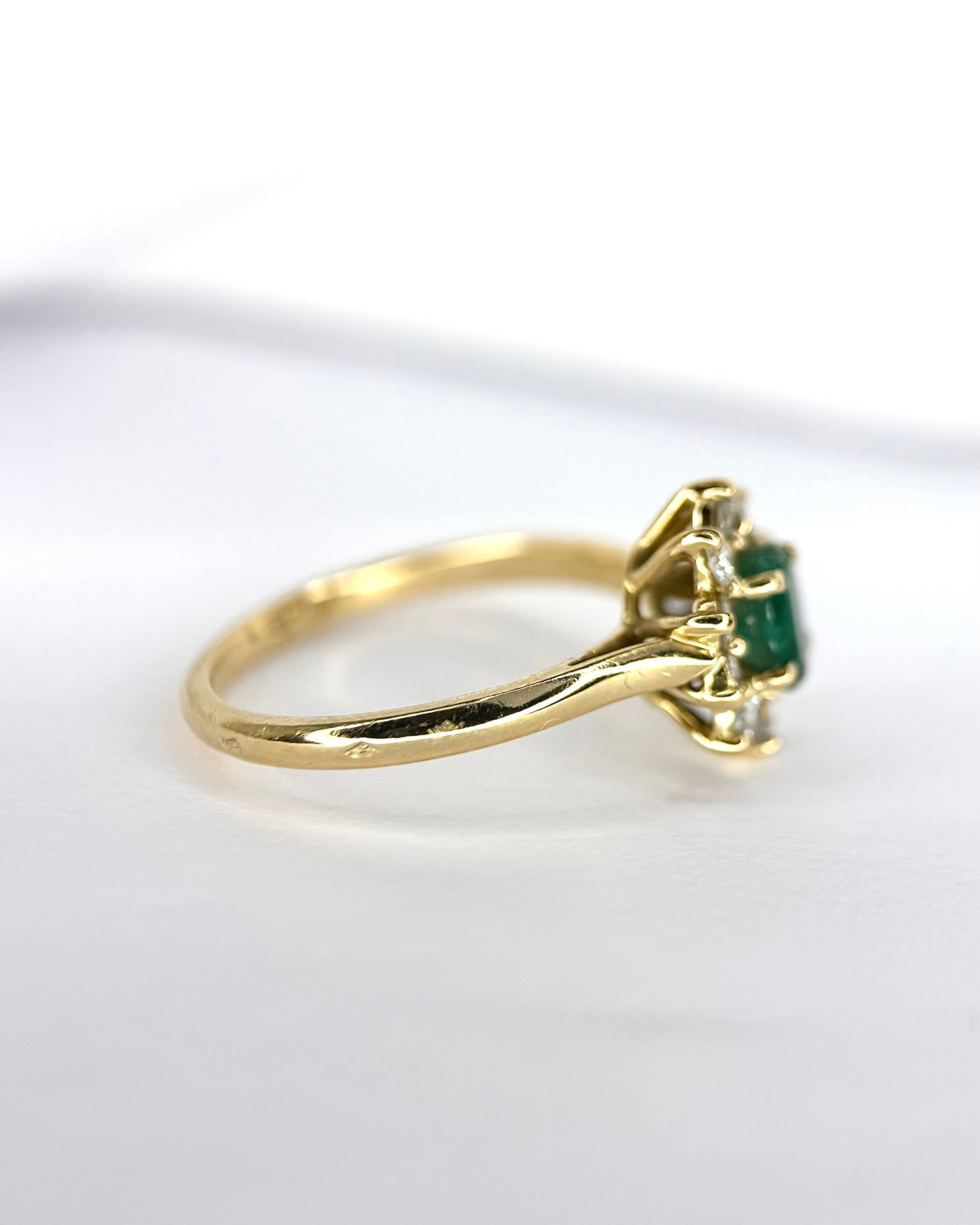 Anillo margarita con esmeralda de 0.55 quilates y diamantes «Lucia»