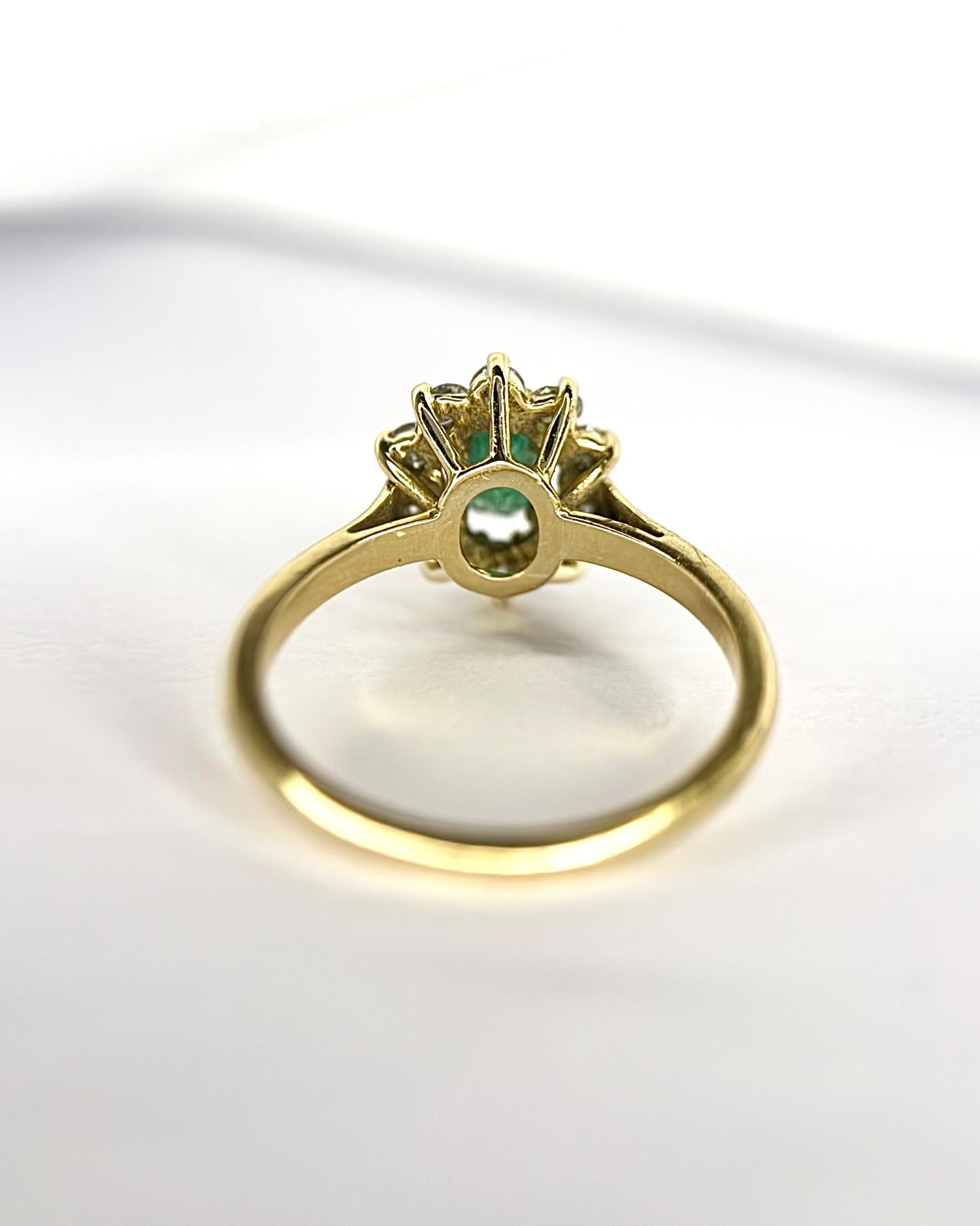 Anillo margarita con esmeralda de 0.55 quilates y diamantes «Lucia»