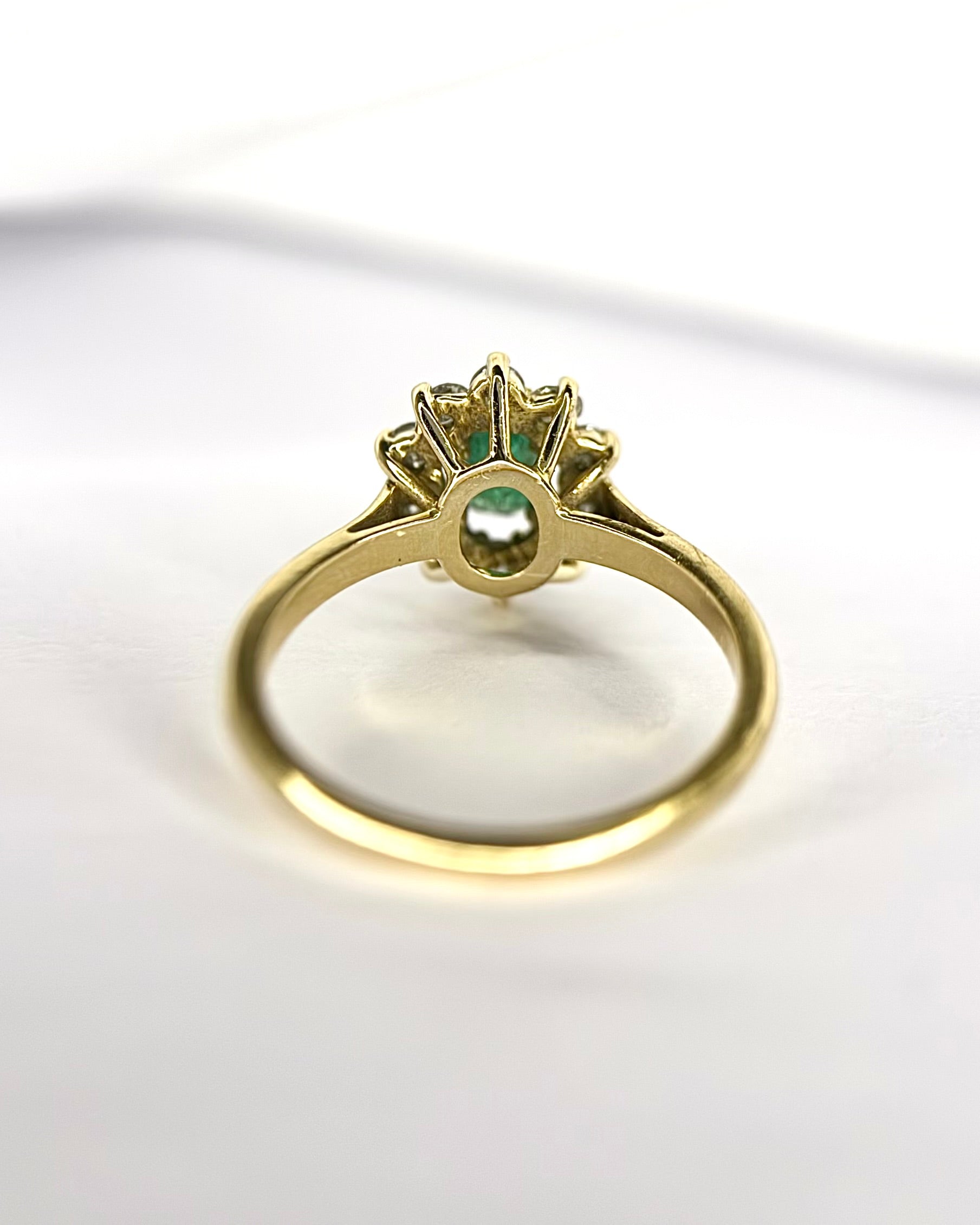 Anillo margarita con esmeralda de 0.55 quilates y diamantes «Lucia»
