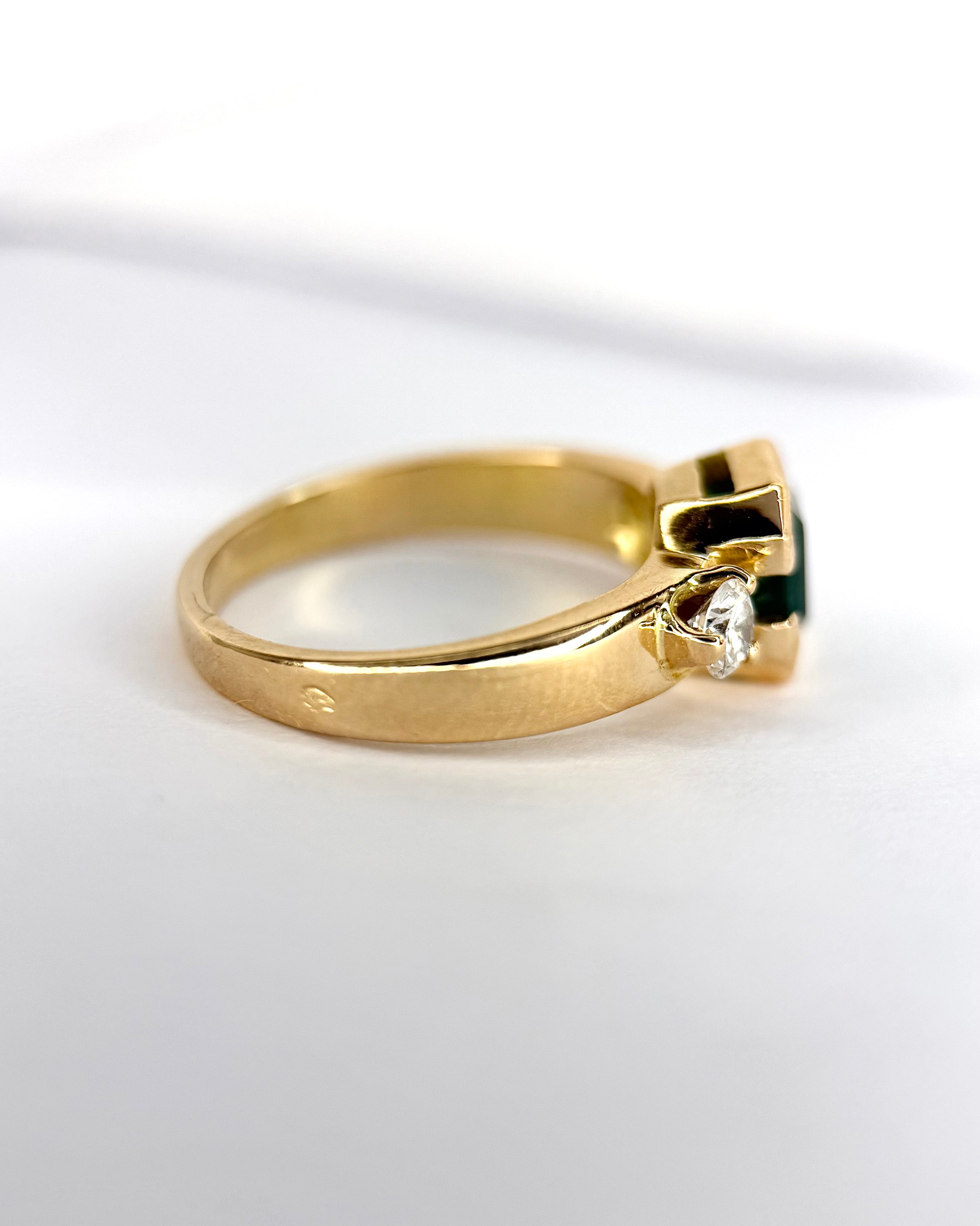 Anillo trilogía de esmeralda de 1.18 quilates y diamantes de 0.30 quilates, 5.4 g «Laurine»