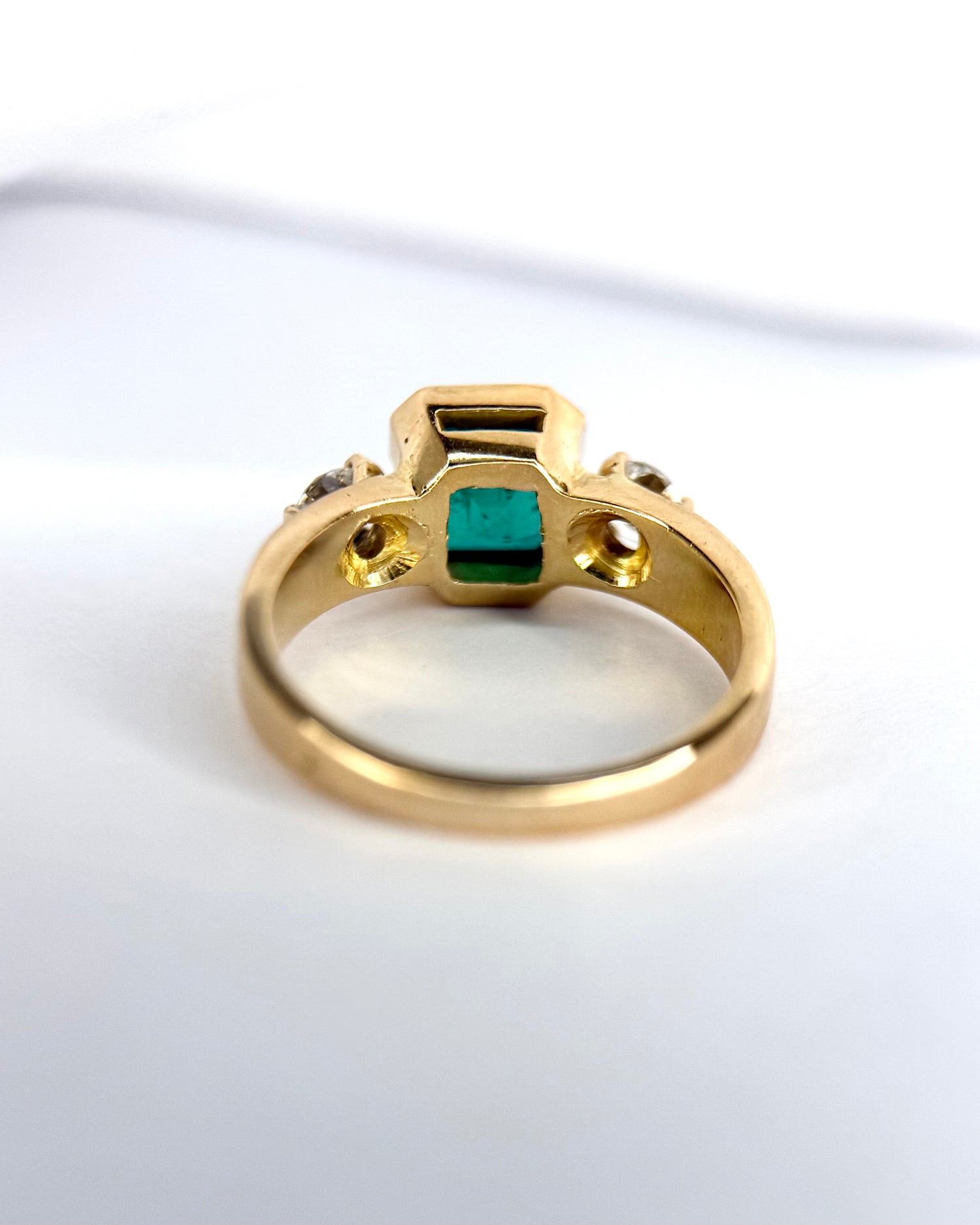 Anillo trilogía de esmeralda de 1.18 quilates y diamantes de 0.30 quilates, 5.4 g «Laurine»
