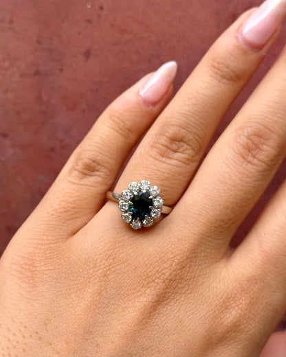 Anillo Margarita de zafiro de 1.30 quilates y diamantes de 0.60 quilates «Christelle»