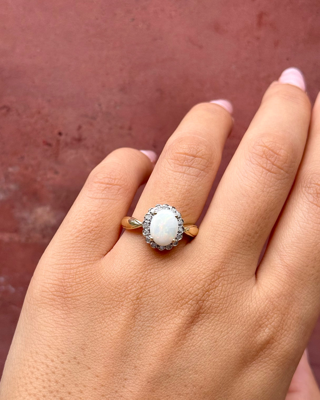 Anillo margarita de ópalo de 0.98 quilates y diamantes de 0.24 quilates «Hinaya»