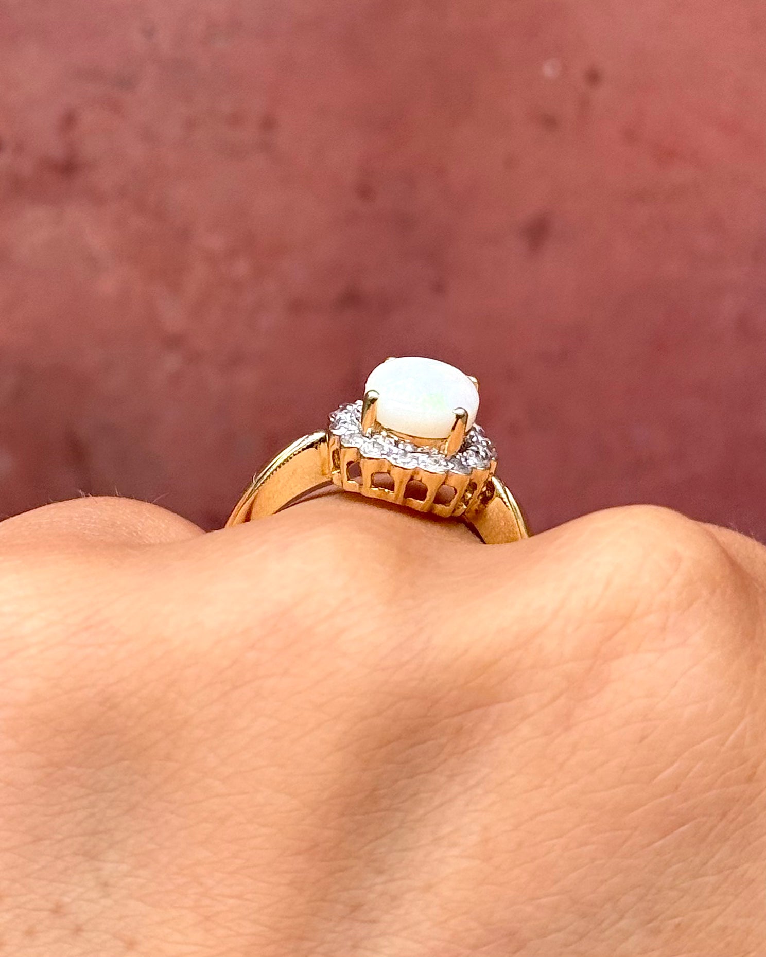 Anillo margarita de ópalo de 0.98 quilates y diamantes de 0.24 quilates «Hinaya»