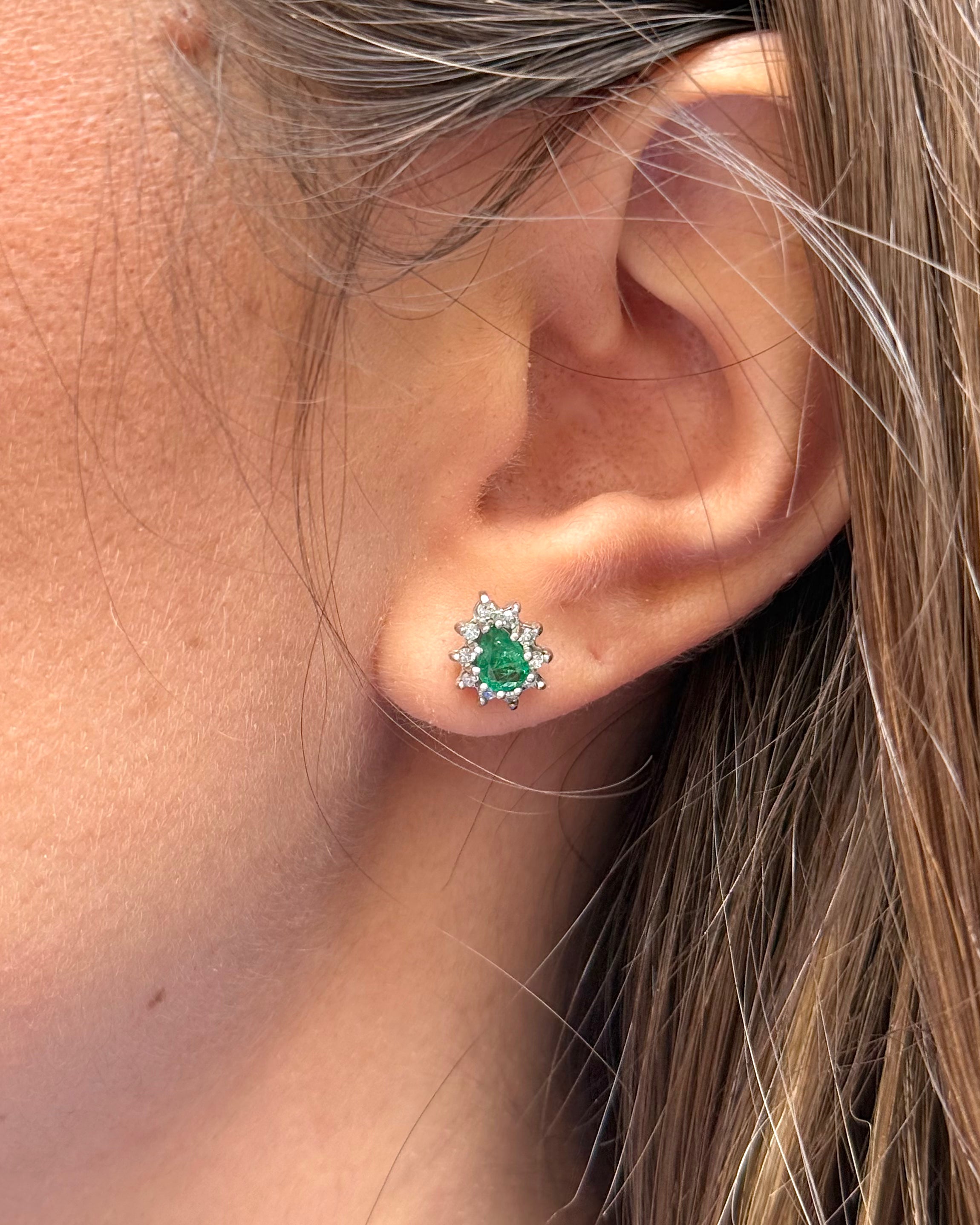 Pendientes de botón de margarita con esmeraldas de 0,55 quilates y diamantes «Hialle»