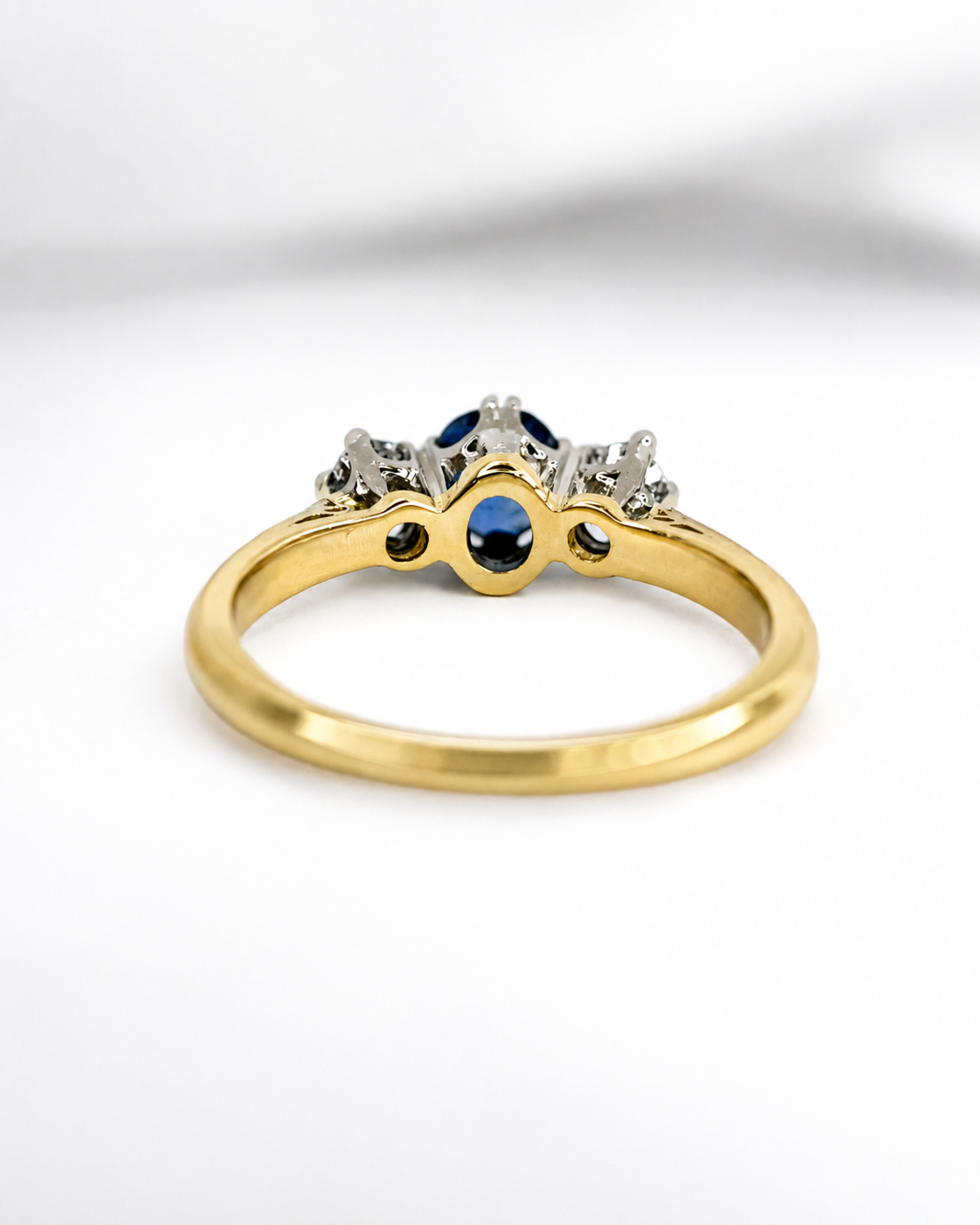 Anillo trilogía de zafiro de 0.61 quilates y diamantes «Lydia»