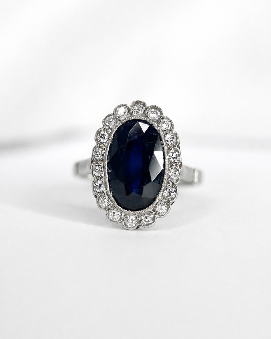 Bague Marguerite Art-Déco Saphir 3.30 carats &amp; Diamants "Kakis"