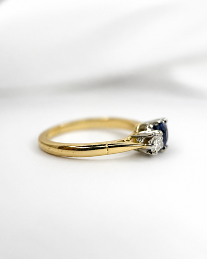 Anillo trilogía de zafiro de 0.61 quilates y diamantes «Lydia»