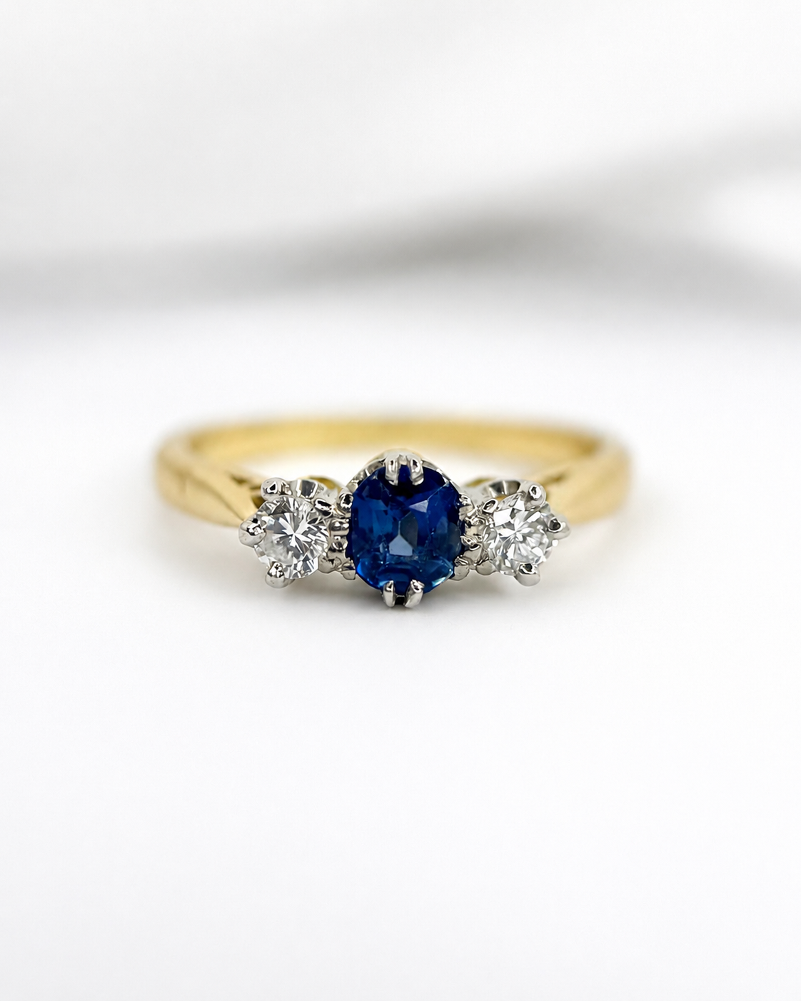 Anillo trilogía de zafiro de 0.61 quilates y diamantes «Lydia»