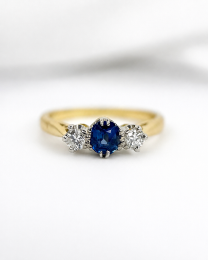 Anillo trilogía de zafiro de 0.61 quilates y diamantes «Lydia»