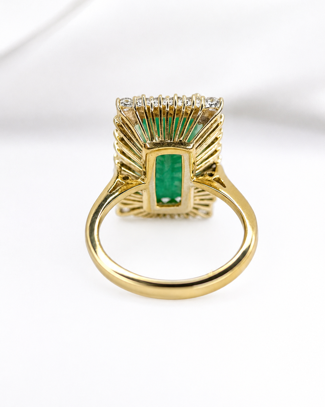 Bague Marguerite Cocktail Émeraude 7.15 carats &amp; Diamants 1.08 carat 6.93g "Eline"