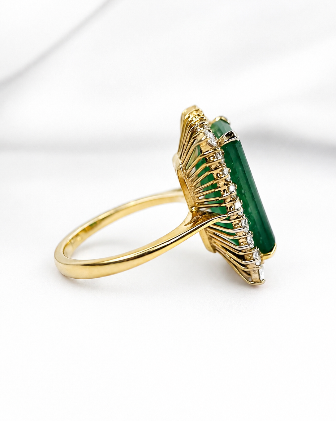 Bague Marguerite Cocktail Émeraude 7.15 carats &amp; Diamants 1.08 carat 6.93g "Eline"