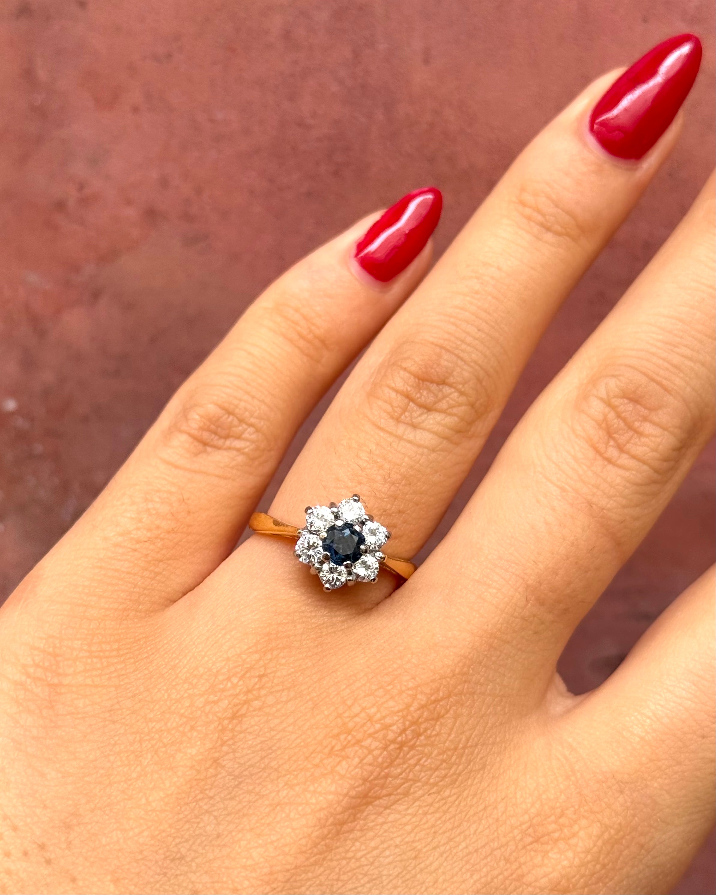“Céleste” 0.47-carat Sapphire &amp; 0.41-carat Diamond Daisy Ring