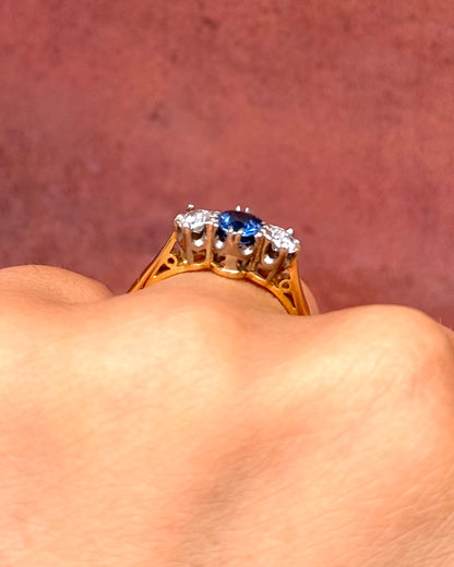 Anillo trilogía de zafiro de 0.61 quilates y diamantes «Lydia»