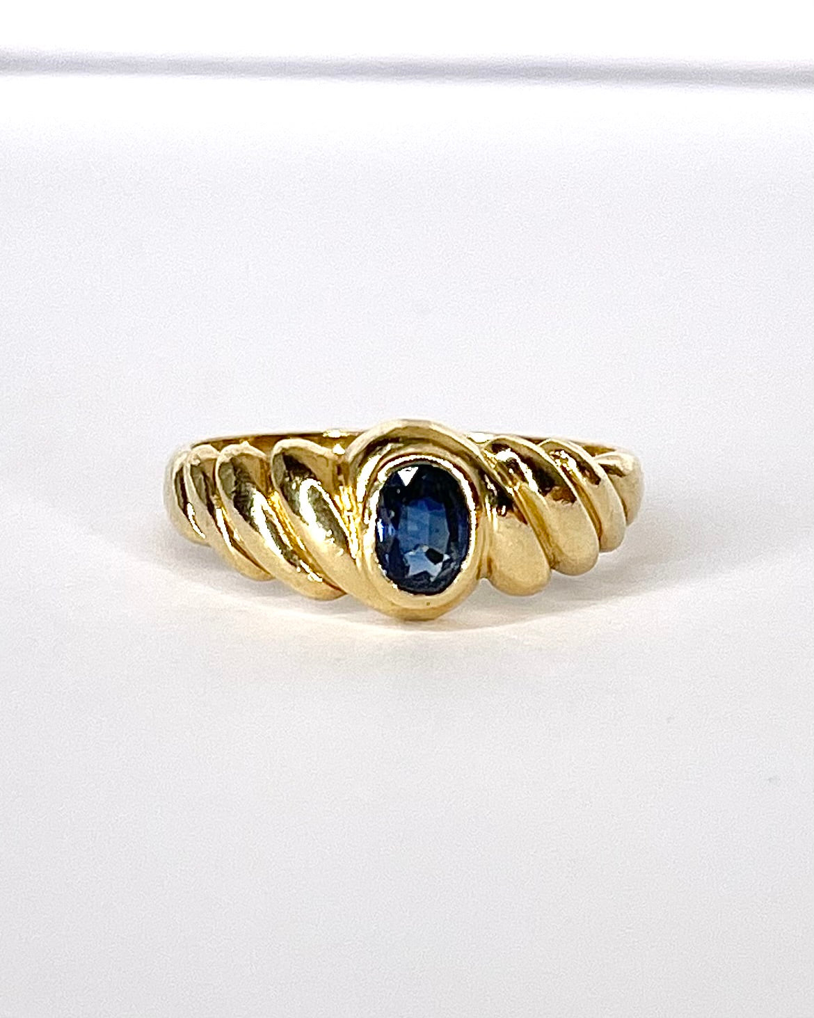 Sapphire 0.30 Carat and 3.46g Gold Band Ring "Oana"