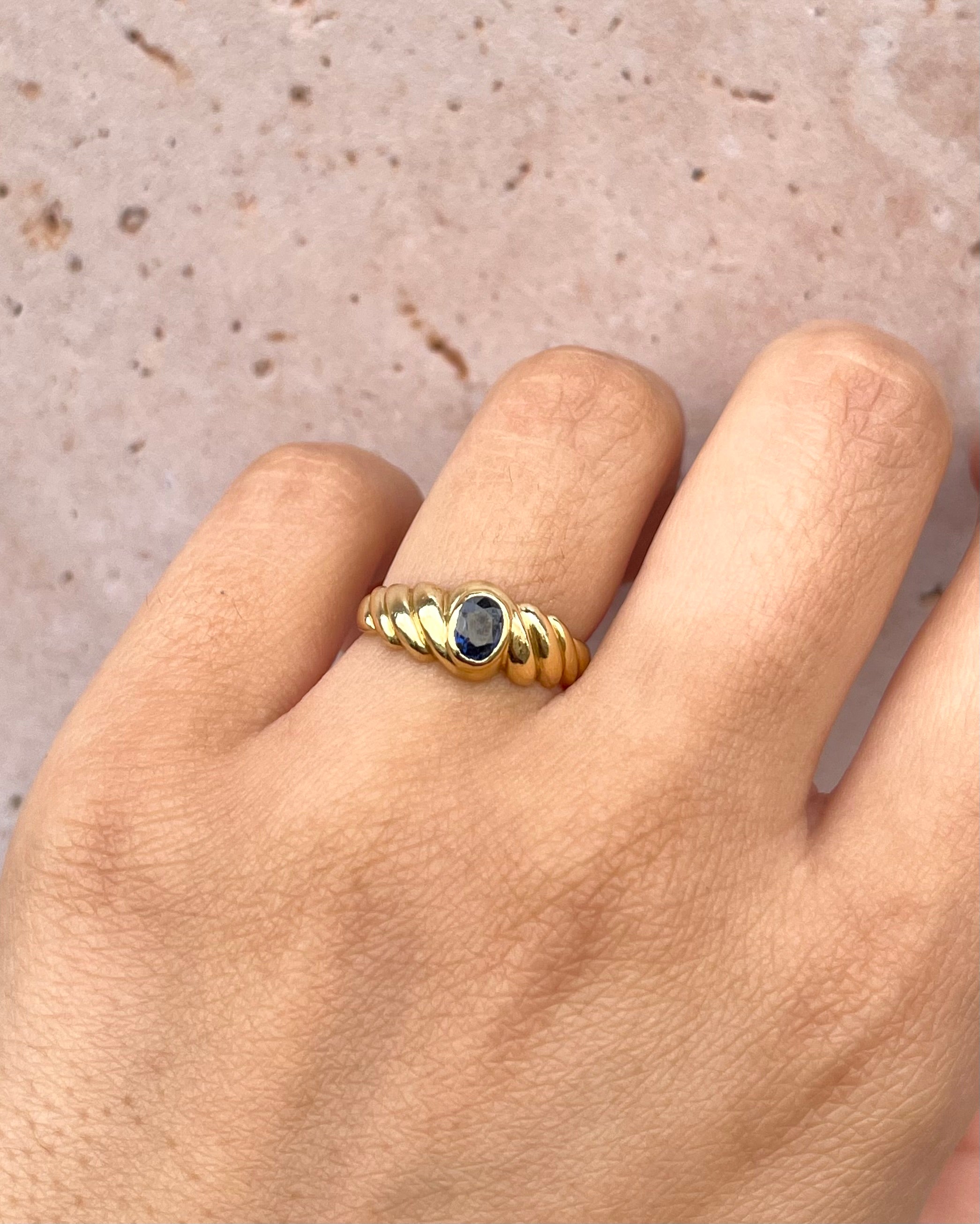 Sapphire 0.30 Carat and 3.46g Gold Band Ring "Oana"
