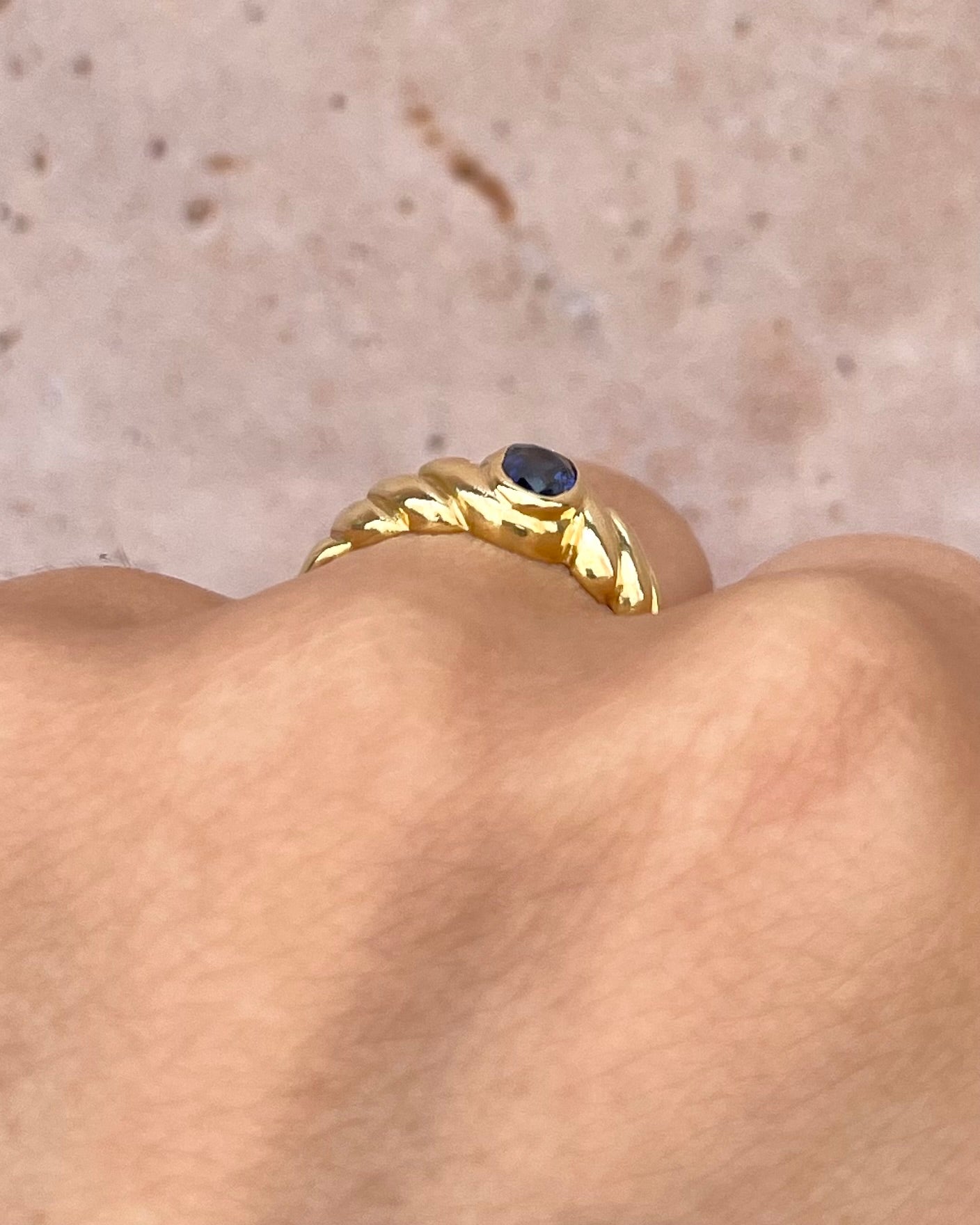 Sapphire 0.30 Carat and 3.46g Gold Band Ring "Oana"