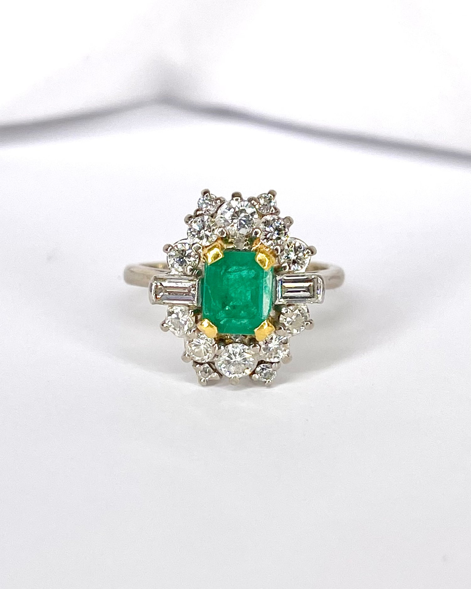 Anillo Margarita Esmeralda 1.30 quilates y Diamantes 1.04 quilates "Beatriz"